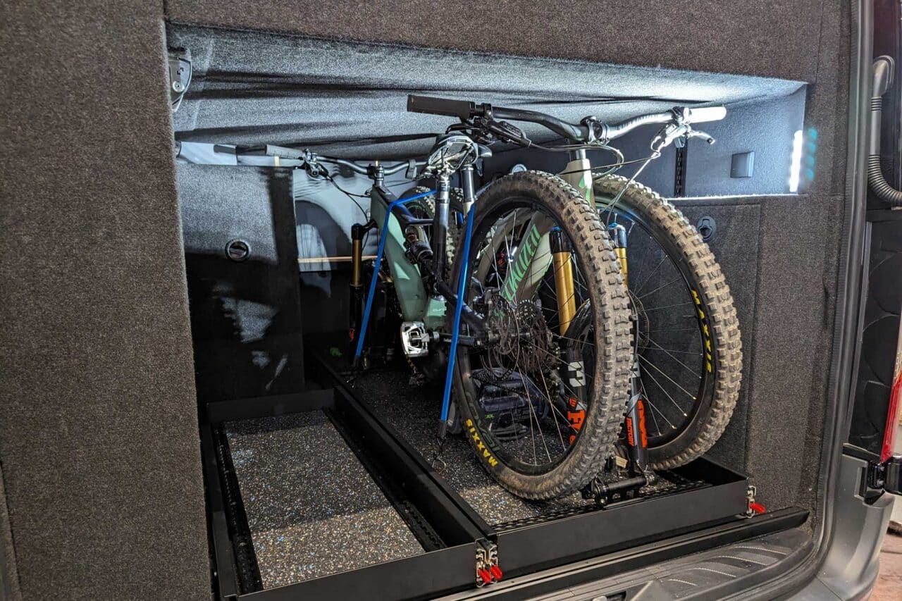 Kastenwagen-Neuheiten 2024: XBULL Offroad-Camper – robustes 4x4-Reisemobil auf Sprinter-Basis für Abenteuer abseits befestigter Straßen 2 XBull Fahrradstaender 7900