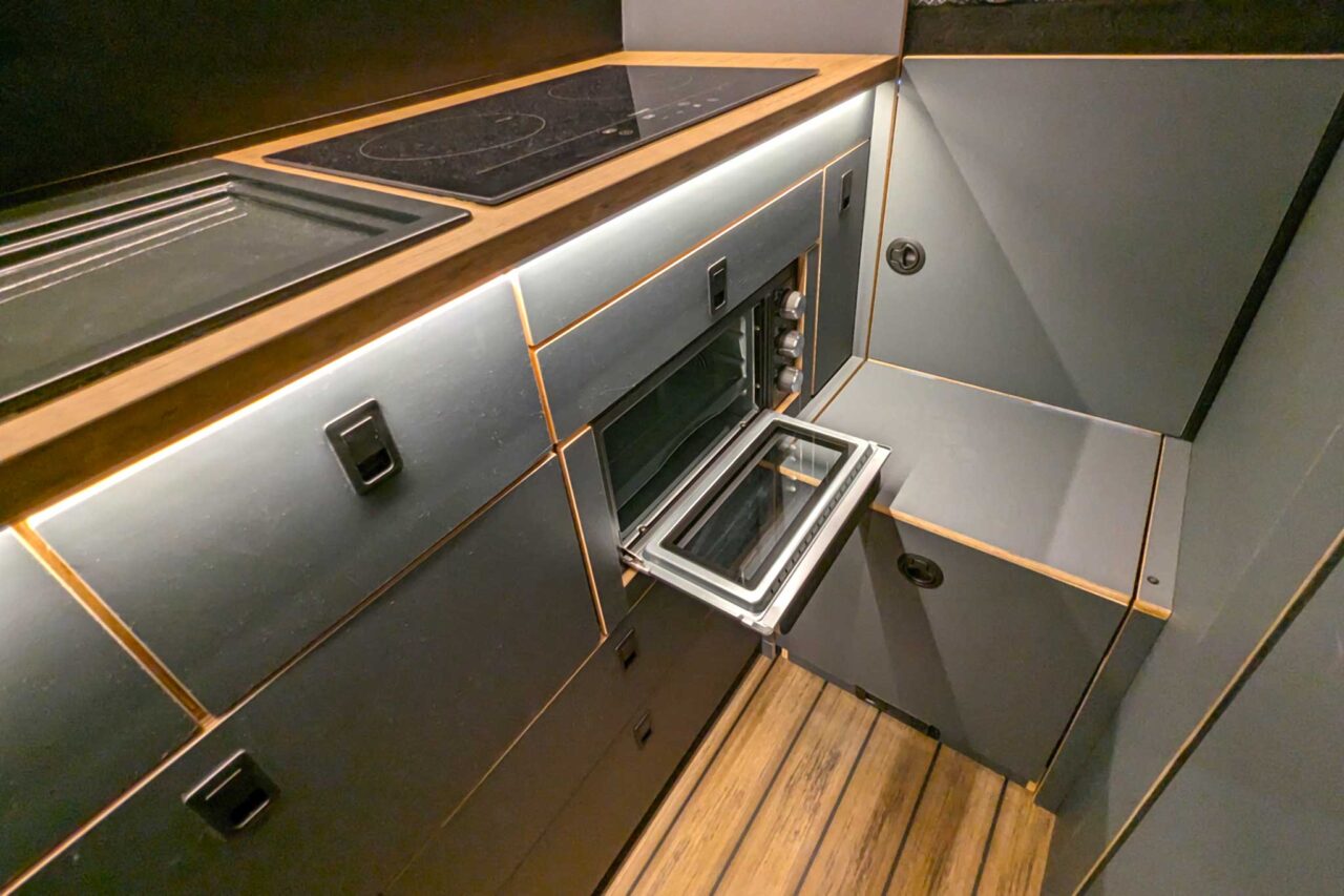 Kastenwagen-Neuheiten 2024: XBULL Offroad-Camper – robustes 4x4-Reisemobil auf Sprinter-Basis für Abenteuer abseits befestigter Straßen 4 XBull Kueche 2627