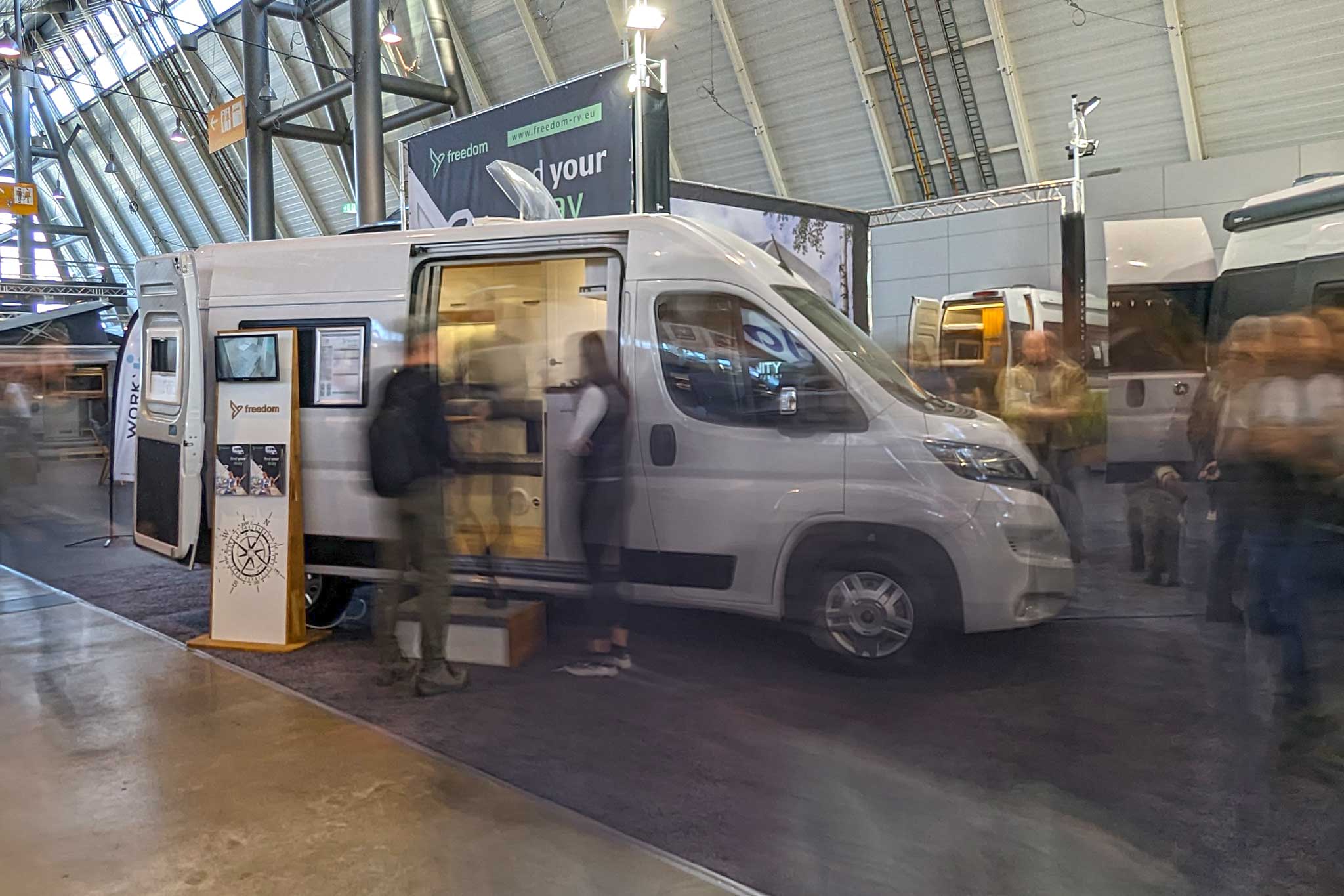 Kastenwagen-Neuheiten 2024: Affinity Freedom – kompakter Grundriss im Landhaus-Stil mit separater Fahrerkabine