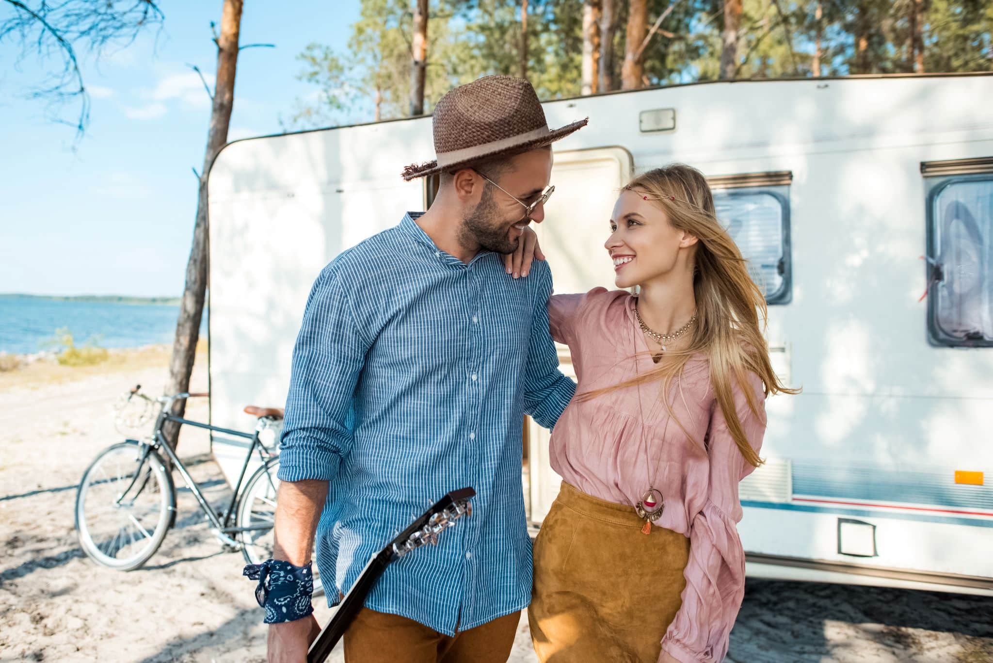 Lagerfeuer & Liebe: Die schönsten Geschenke zum Valentinstag für Camping-Romantiker!