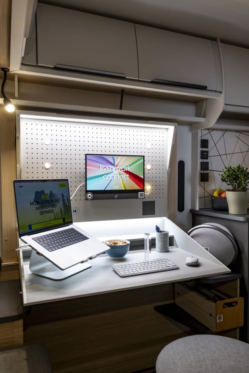 Fendt Apero Connect (2024) - Verschmelzung von Arbeits- und Wohnraum in innovativem Office-Caravan 3 fendt apero connect arbeitsbereich 2