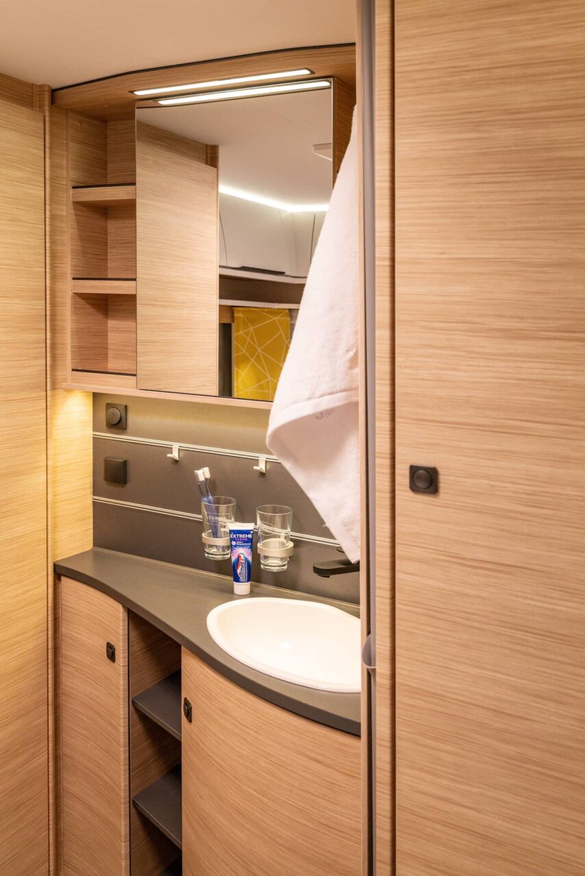 Fendt Apero Connect (2024) - Verschmelzung von Arbeits- und Wohnraum in innovativem Office-Caravan 5 fendt apero connect nasszelle