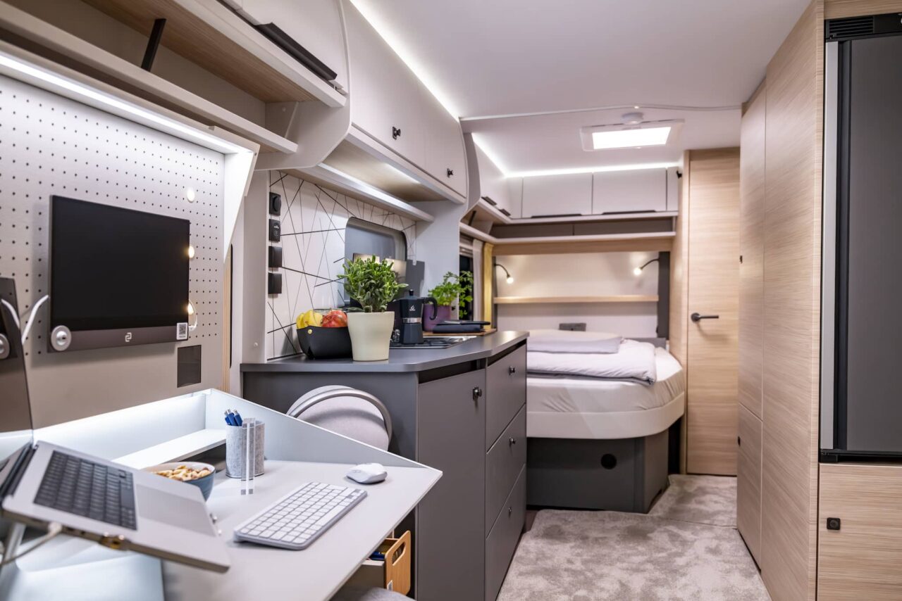 Fendt Apero Connect (2024) - Verschmelzung von Arbeits- und Wohnraum in innovativem Office-Caravan 7 fendt apero connect raumblick