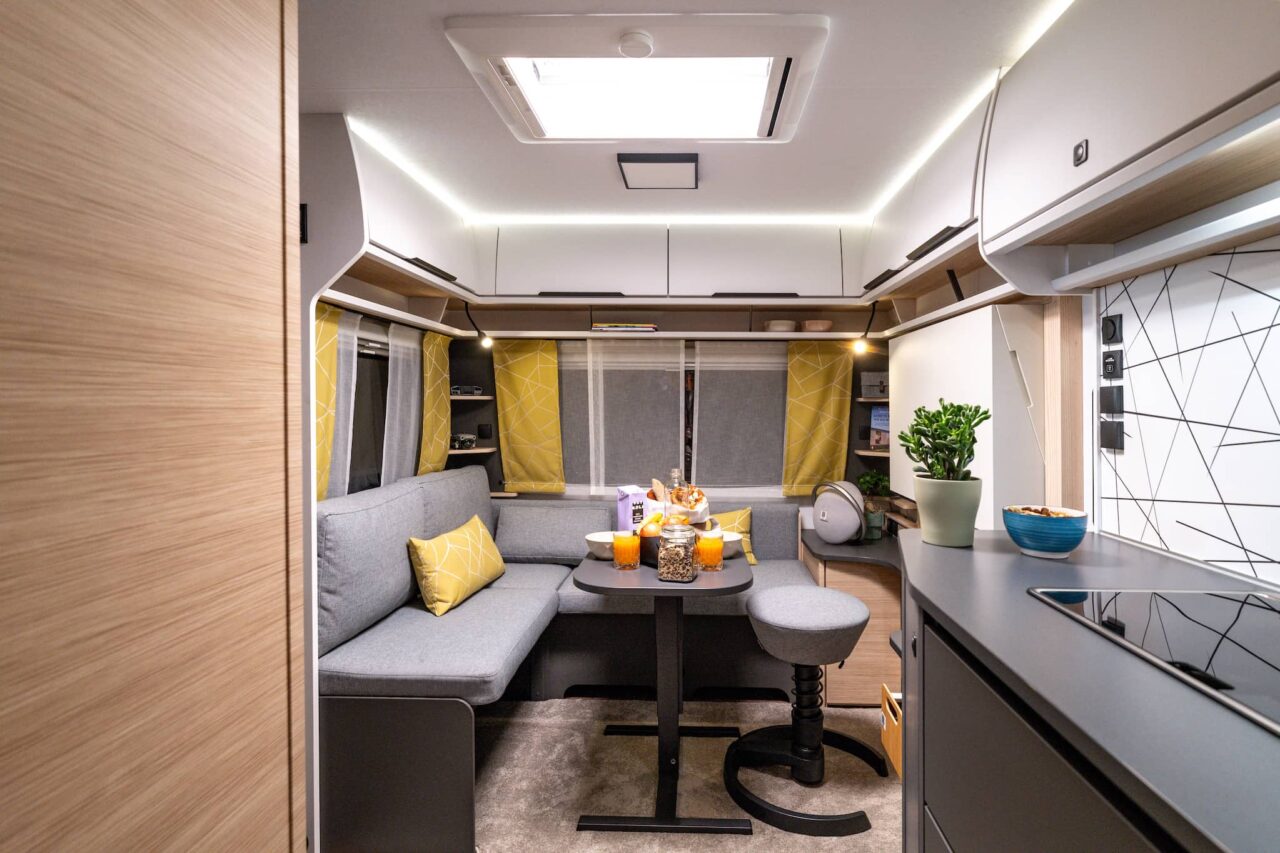Fendt Apero Connect (2024) - Verschmelzung von Arbeits- und Wohnraum in innovativem Office-Caravan 1 fendt apero connect rundsitzgruppe arbeitsbereich