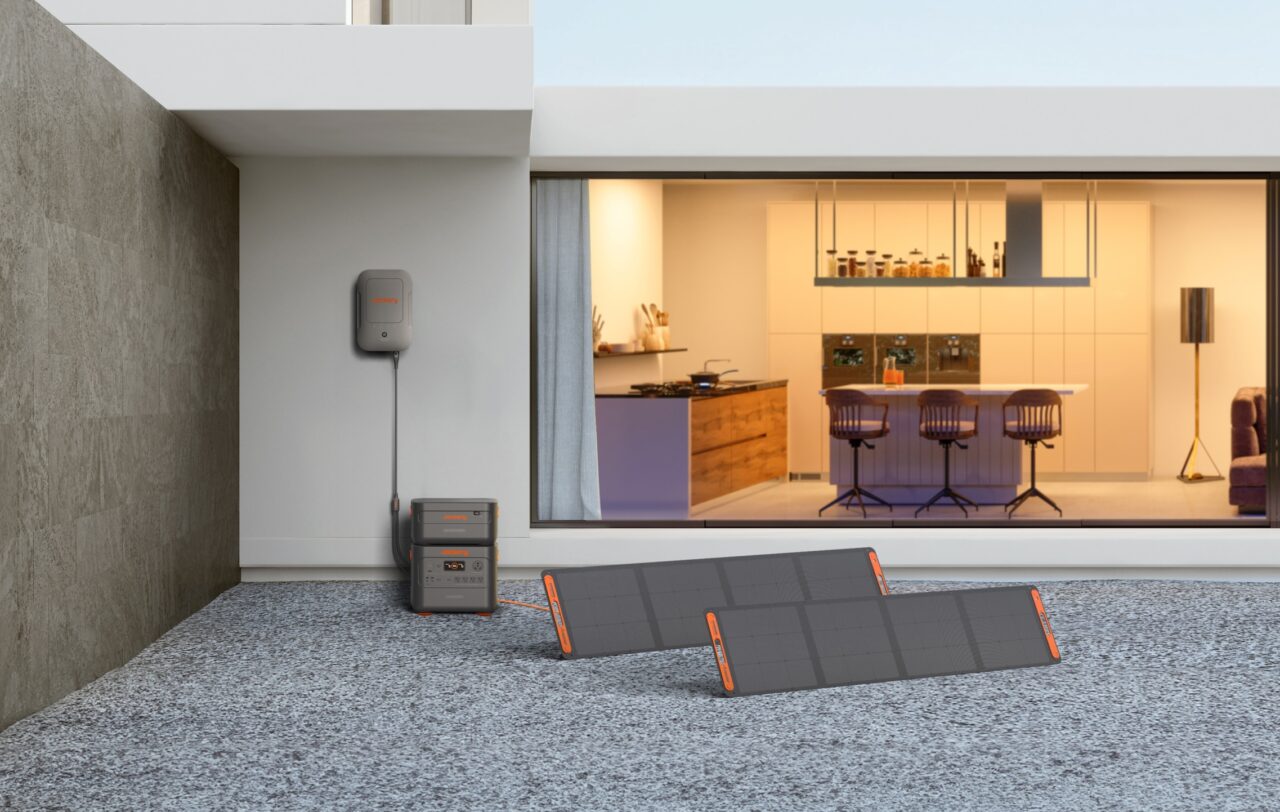 Innovation am Campinghimmel: Jackery präsentiert Solar-Dachzelt und mehr auf der CES 2024 3 jackery solargenerator HomeKit mit AutoTransferSwitch scaled 1 e1705138169792