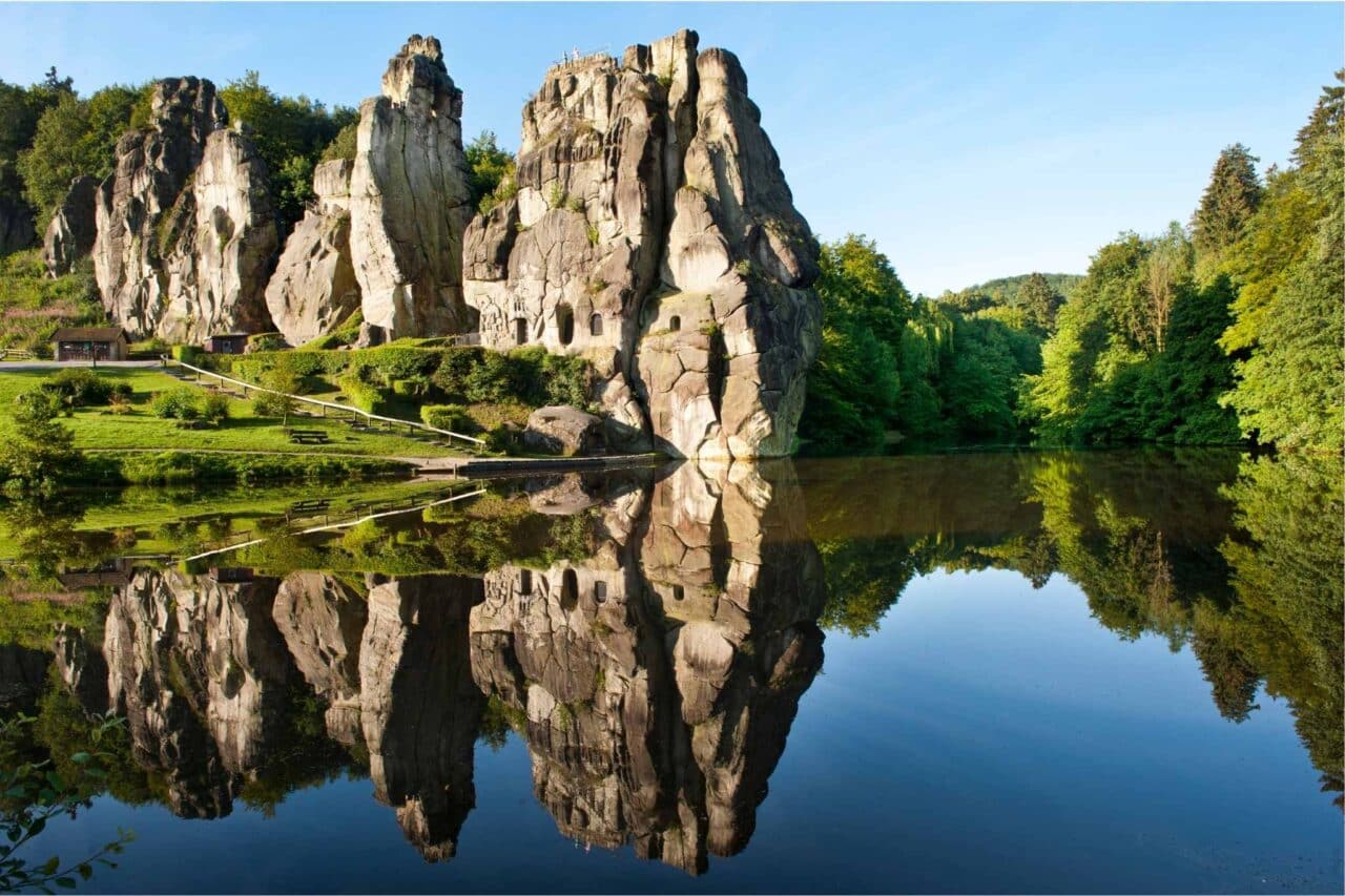 Die Externsteine: knapp 40 Meter hohe Formationen aus Sandstein. © Teutoburger Wald Tourismus, Andreas Hub