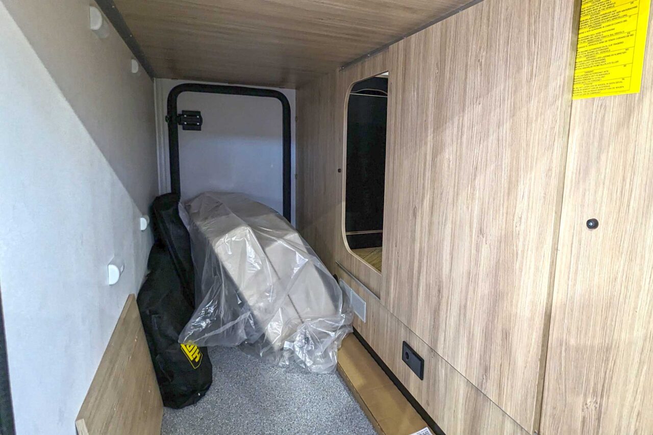 Challenger 384 Garage 418
