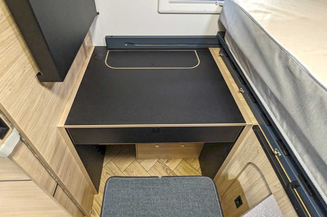 Challenger 384 Schreibtisch 7081