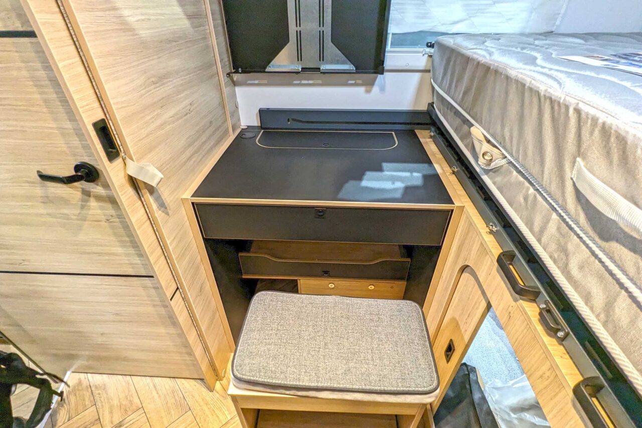 Chausson 724 Schreibtisch 0054