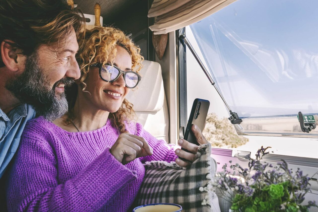 Handy Wohnwagen Camping Paar Smartphone