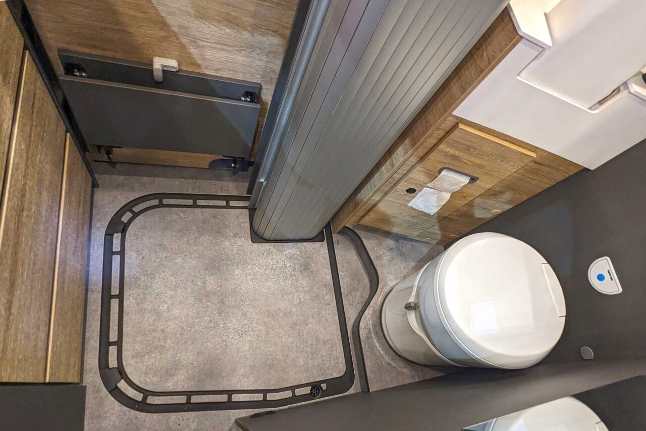Dethleffs Globetrail 600 DR (2024) - Komfort für 2 mit großzügigem Querbett und bodengleicher Dusche 4 Dethelffs Globetrail 600 DR Raumbad 8592