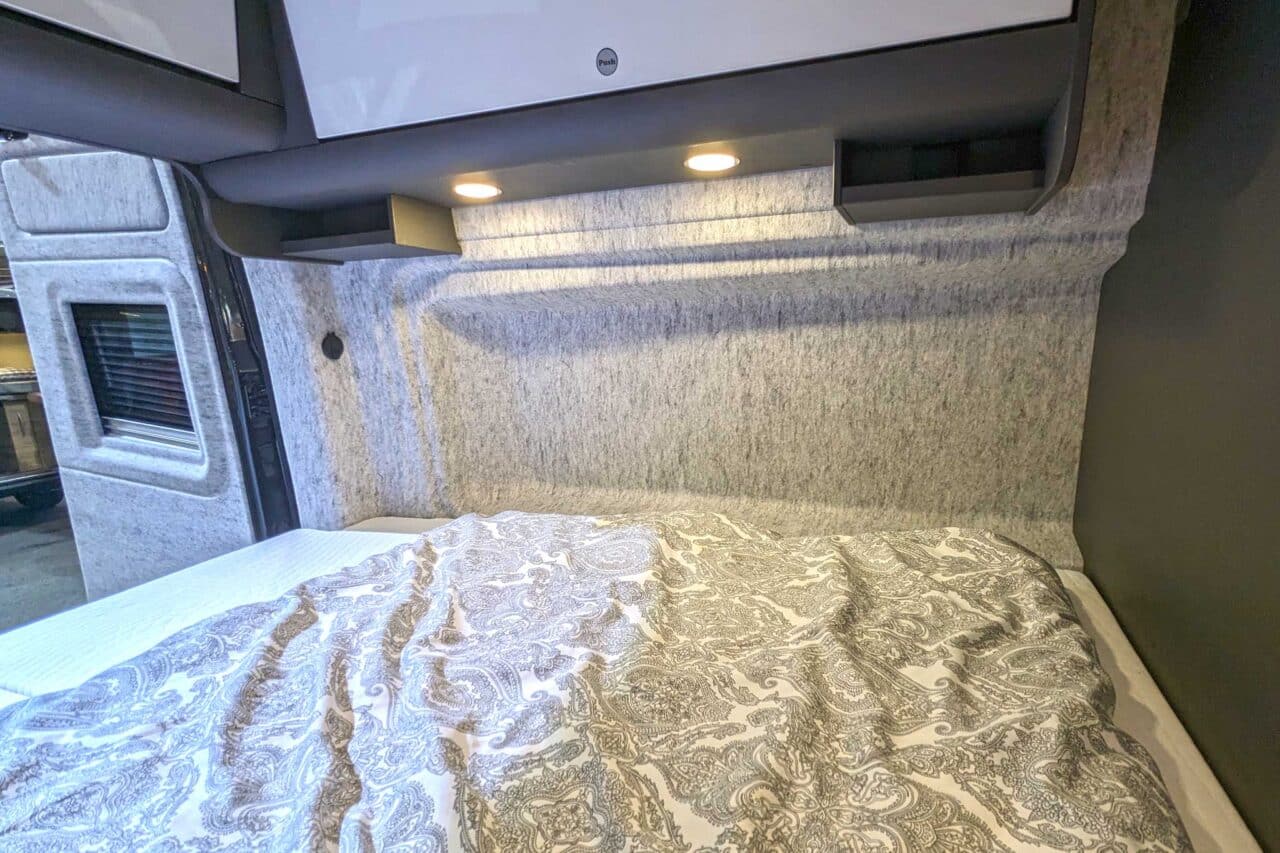 Dethleffs Globetrail 600 DR (2024) - Komfort für 2 mit großzügigem Querbett und bodengleicher Dusche 2 Dethleffs Globetrail 600 DR Querbett 2981