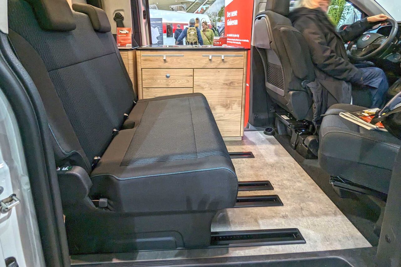 Campervan-Neuheiten 2024: Dethleffs Globevan Fiat - Agiler Mini-Camper für Stadtleben und Reisen 2 Dethleffs Globevan Sitze Kueche 4163