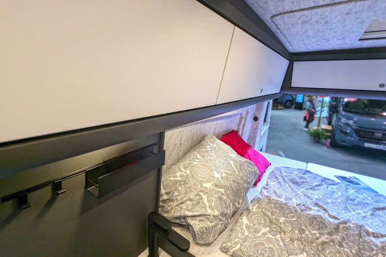 Dethleffs Globetrail 600 DR (2024) - Komfort für 2 mit großzügigem Querbett und bodengleicher Dusche 7 Globetrail 600 DR Crafter Hochschraenke 5812
