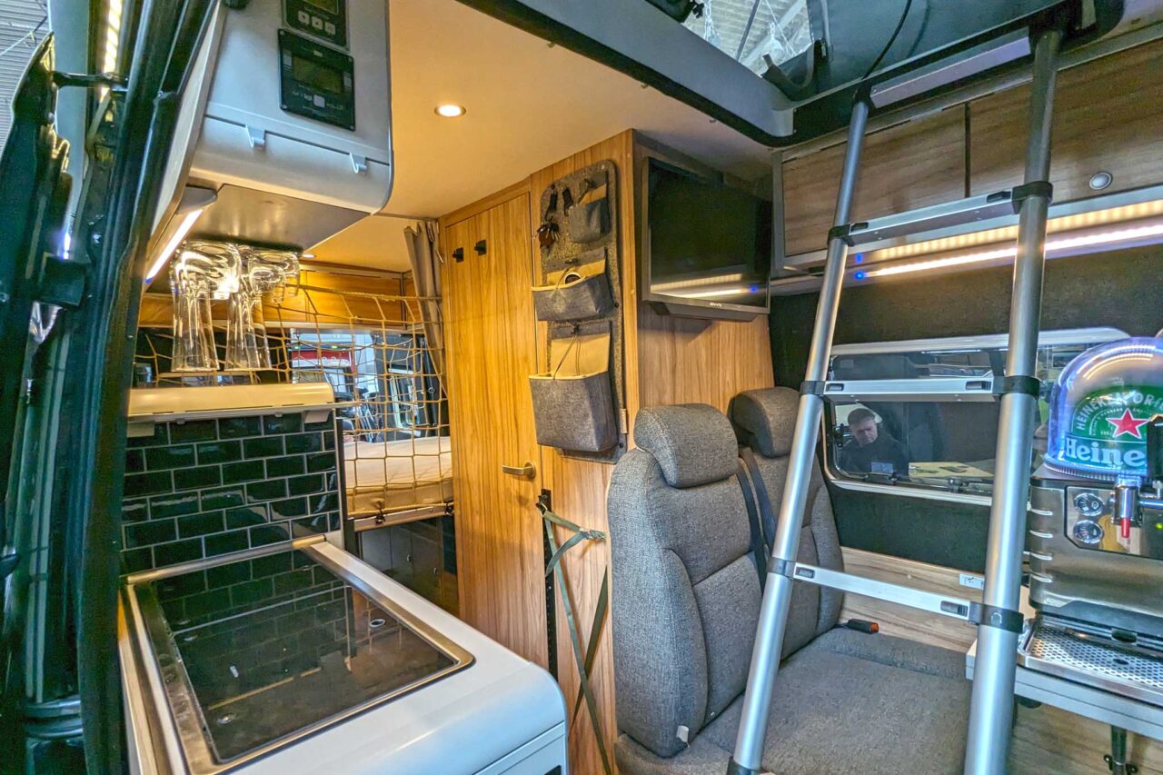 Kastenwagen-Neuheiten 2024: Kreavans Special – luxuriöses Offroad-Reisemobil für Abenteuer abseits befestigter Straßen 3 Kreavans Special Interieur 0802