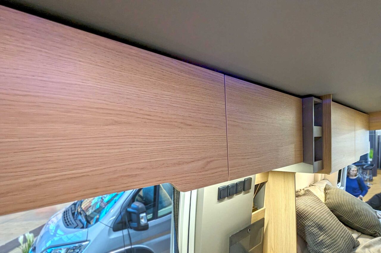 Kastenwagen-Highlights 2024: Robeta Womondo Pegasus – Luxuriöses Reisen im 6 m-Sprinter mit Querbett 1 Robeta Pegasus Moebel 0334