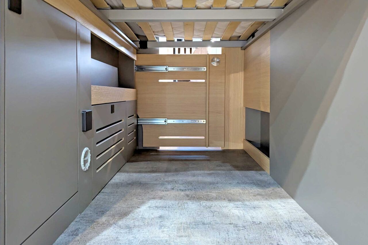 Kastenwagen-Highlights 2024: Robeta Womondo Pegasus – Luxuriöses Reisen im 6 m-Sprinter mit Querbett 2 Robeta Pegasus Stauraum 4679