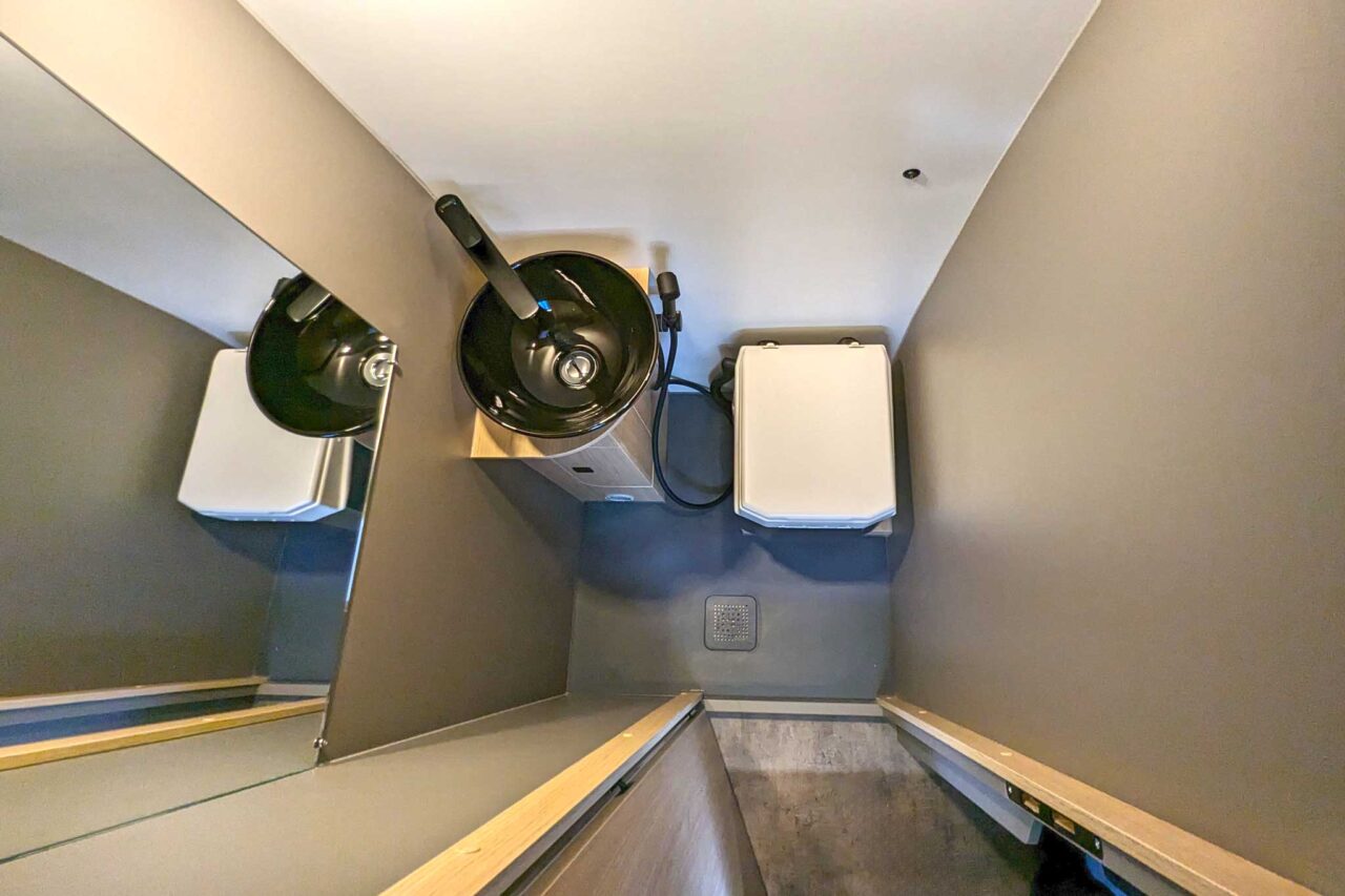 Kastenwagen-Highlights 2024: Robeta Womondo Pegasus – Luxuriöses Reisen im 6 m-Sprinter mit Querbett 6 Robeta Womondo Pegasus Bad 3465