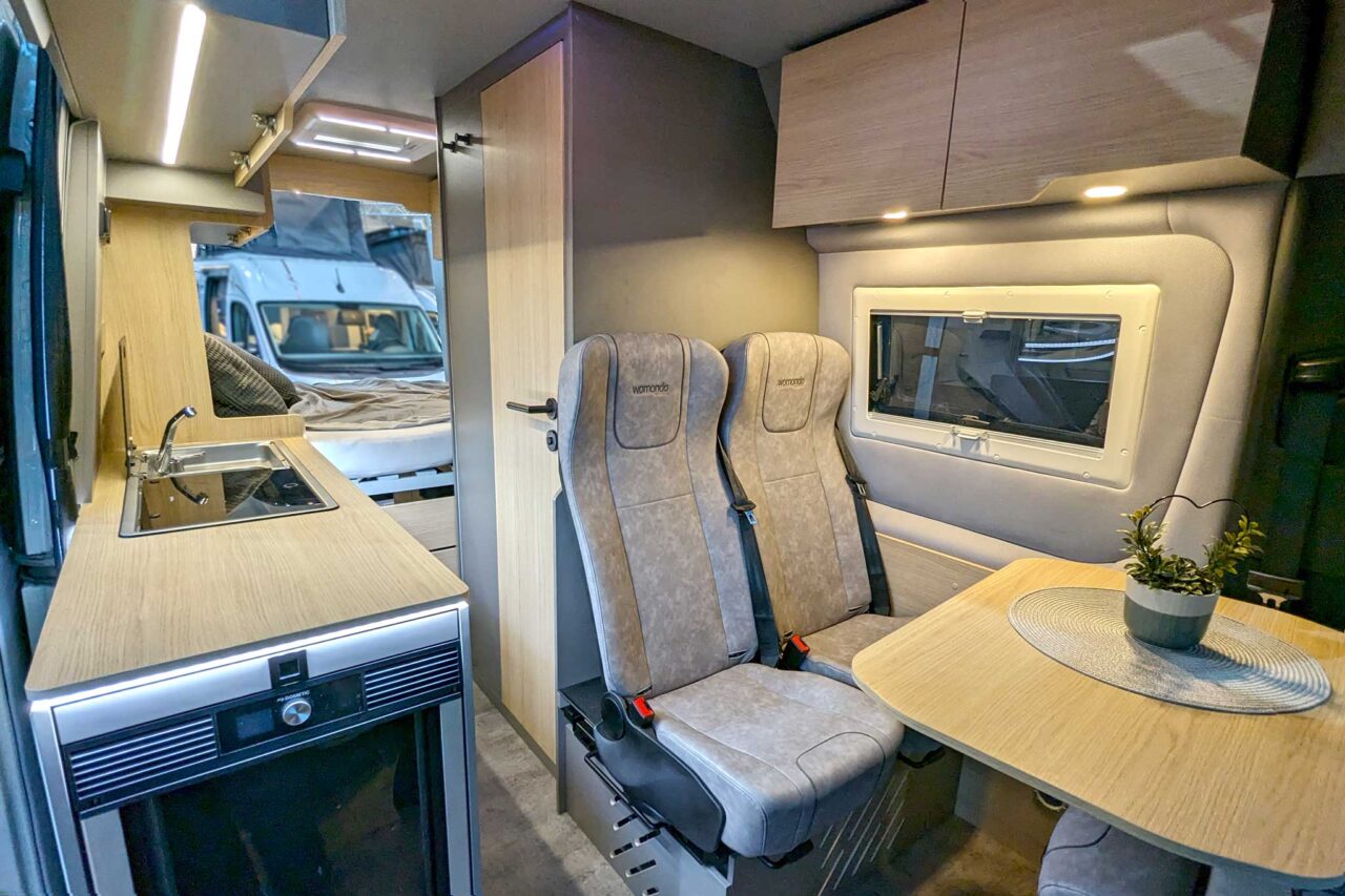 Kastenwagen-Highlights 2024: Robeta Womondo Pegasus – Luxuriöses Reisen im 6 m-Sprinter mit Querbett 4 Robeta Womondo Pegasus Interieur 7715