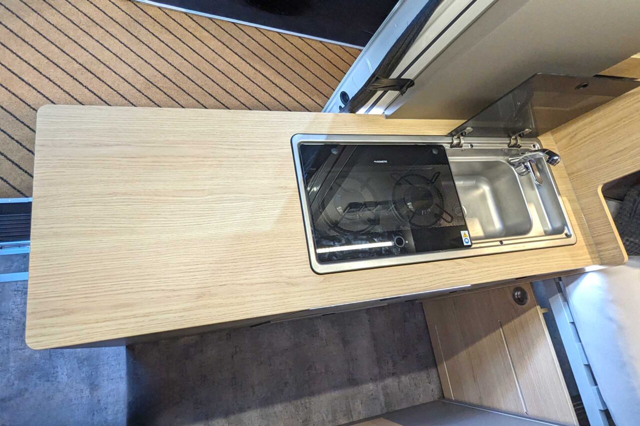 Kastenwagen-Highlights 2024: Robeta Womondo Pegasus – Luxuriöses Reisen im 6 m-Sprinter mit Querbett 5 Robeta Womondo Pegasus Kueche 6636