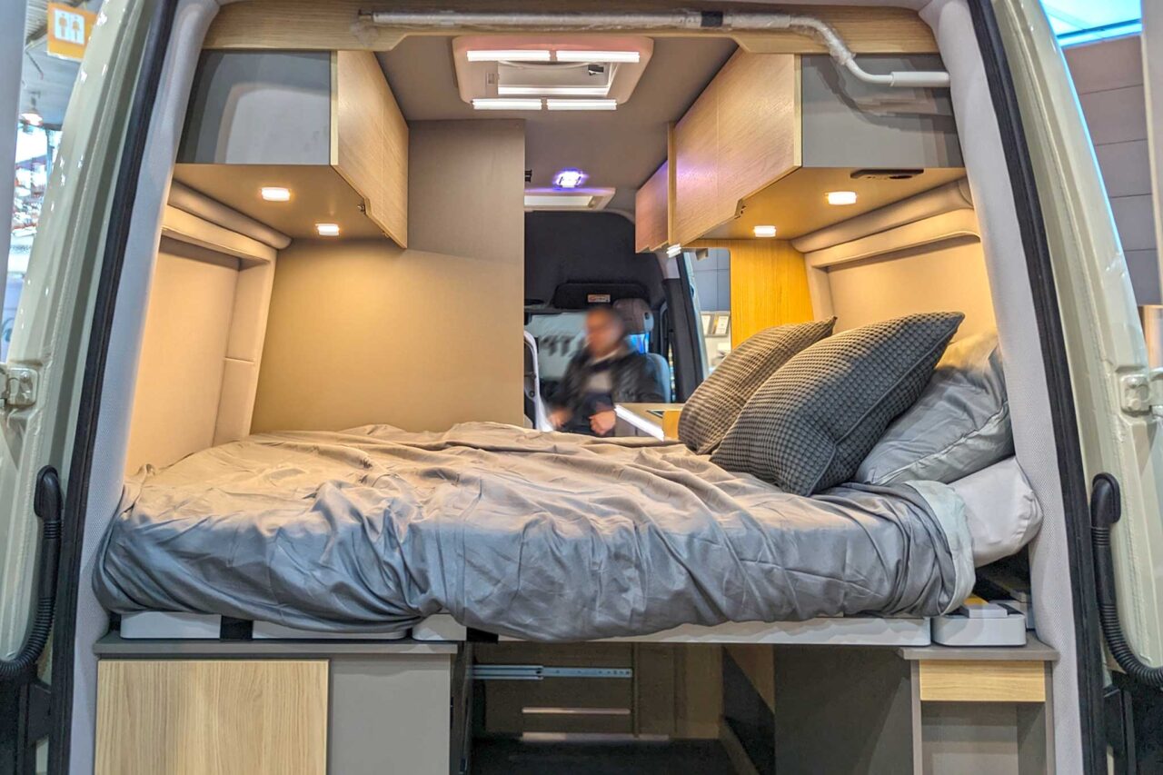 Kastenwagen-Highlights 2024: Robeta Womondo Pegasus – Luxuriöses Reisen im 6 m-Sprinter mit Querbett 3 Robeta Womondo Querbett Backen 4316