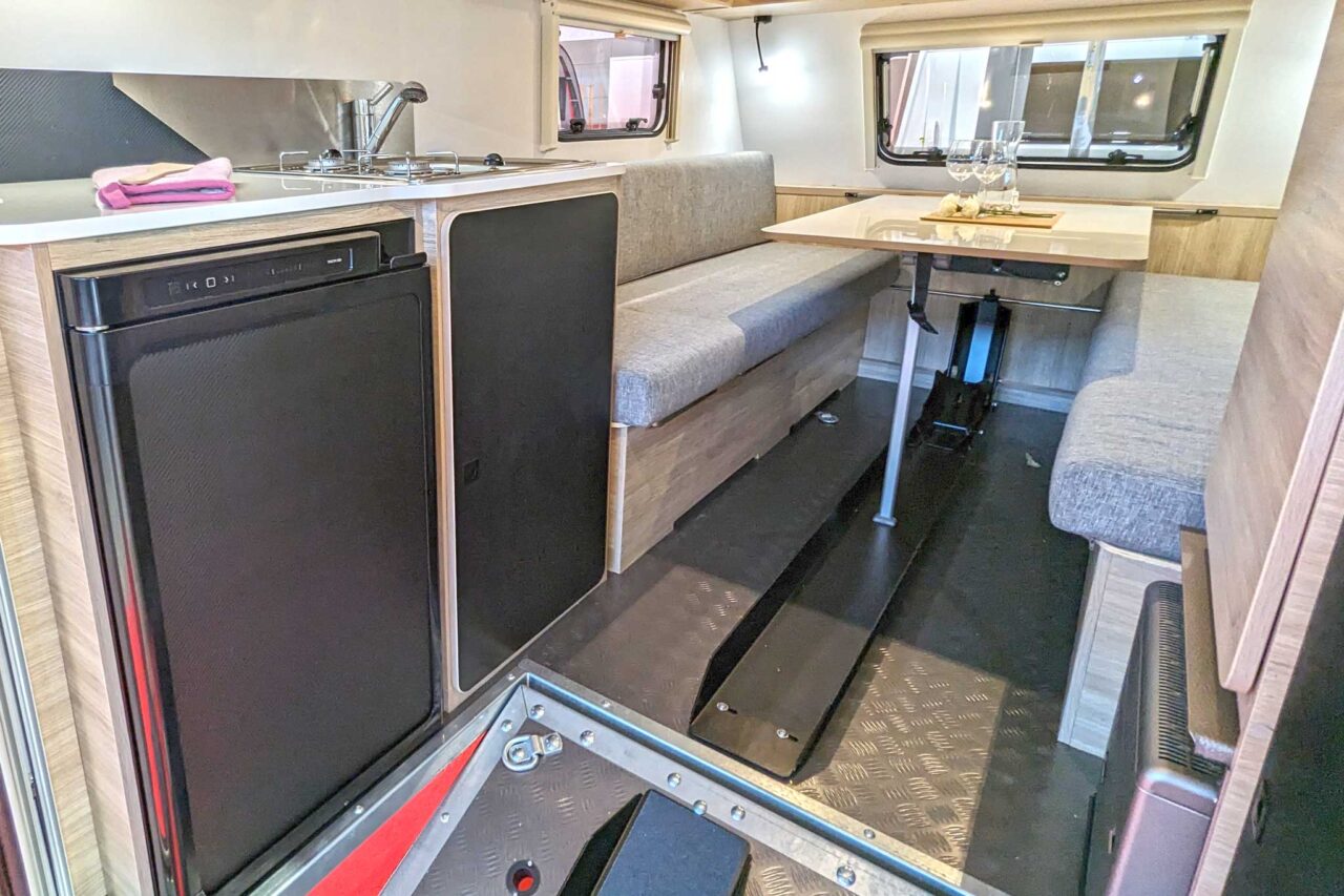 Trigano Mini Freestyle 270 (2024) – komfortabler Mini-Wohnwagen für 2 Personen mit Aufstelldach 2 Trigano Mini freestyle sport interieur 8456