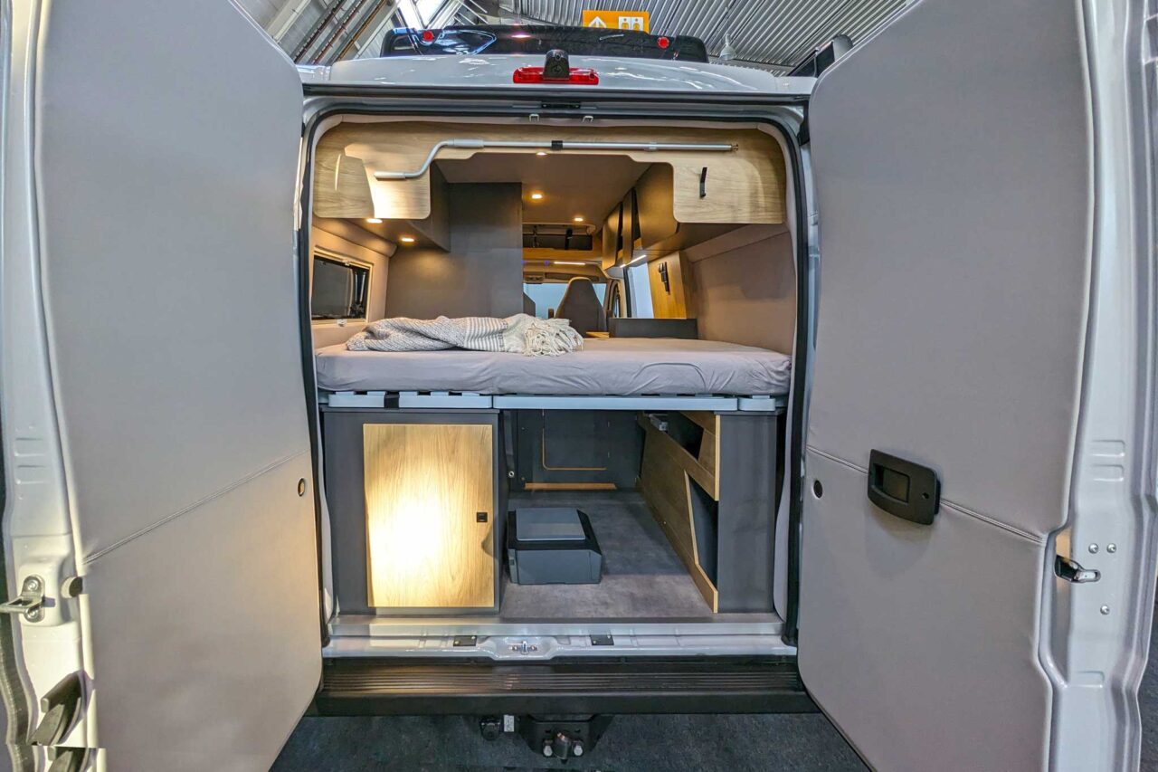 Hannes Camper Viica 60 (2024) - kompakter Camper mit anspruchsvollem Innendesign 3 Viica 60 Heck AHK 6088