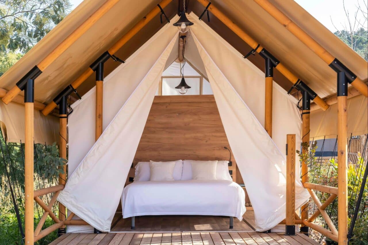 Costa Brava Mietunterkünfte wecampSantaCristina_Glamping-Couple_(c)PiNCAMP