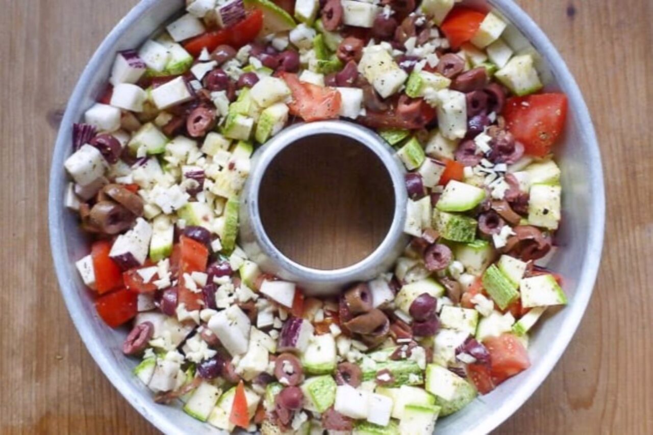 Campingrezept eines Auflaufs und Kuchens aus dem Omnia