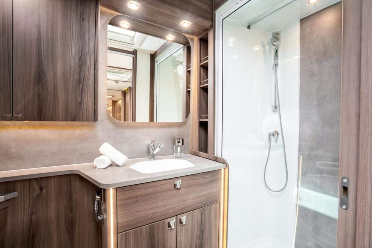 Wohnwagen mit Heckbad: Unsere Top 8 für echtes Wellnessfeeling auf Reisen 7 Wohnwagen mit Heckbad Kabe_Bad_(c)Kabe