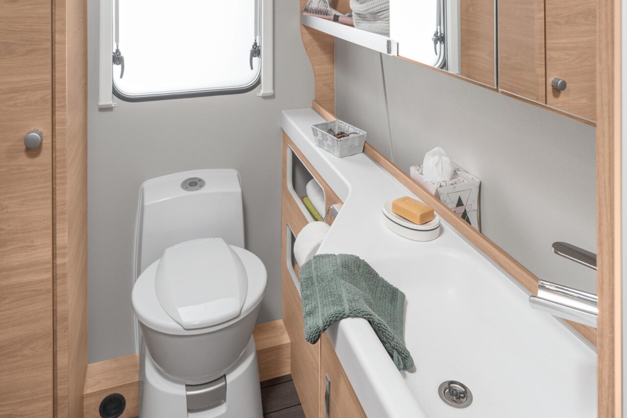 Wohnwagen mit Heckbad: Unsere Top 8 für echtes Wellnessfeeling auf Reisen 5 Wohnwagen mit Heckbad KnausSüdwind_Bad_(c)Knaus-Tabbert