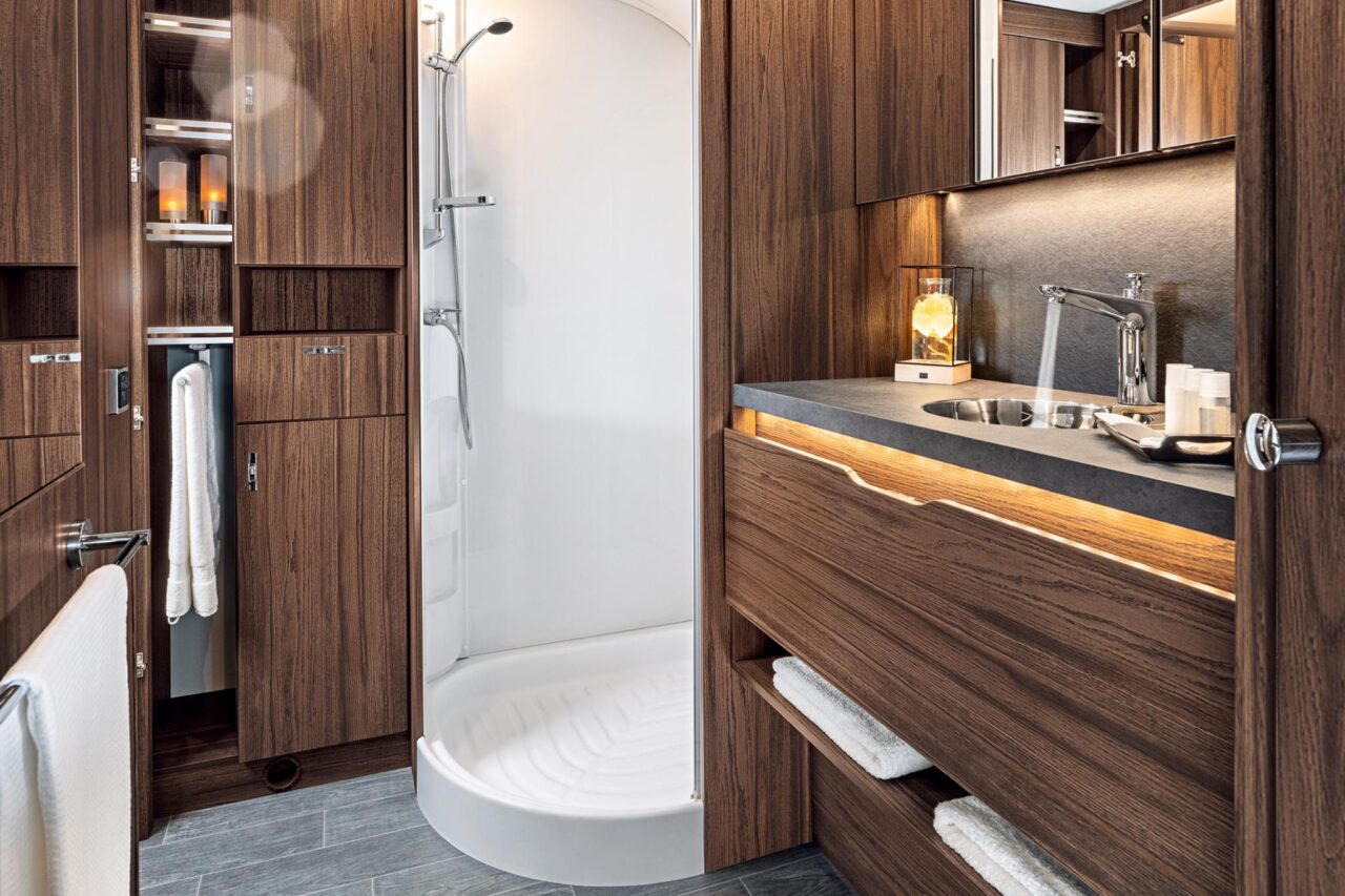 Wohnwagen mit Heckbad: Unsere Top 8 für echtes Wellnessfeeling auf Reisen 8 Wohnwagen mit Heckbad TabbertCellini_Bad_(c)Knaus-Tabbert
