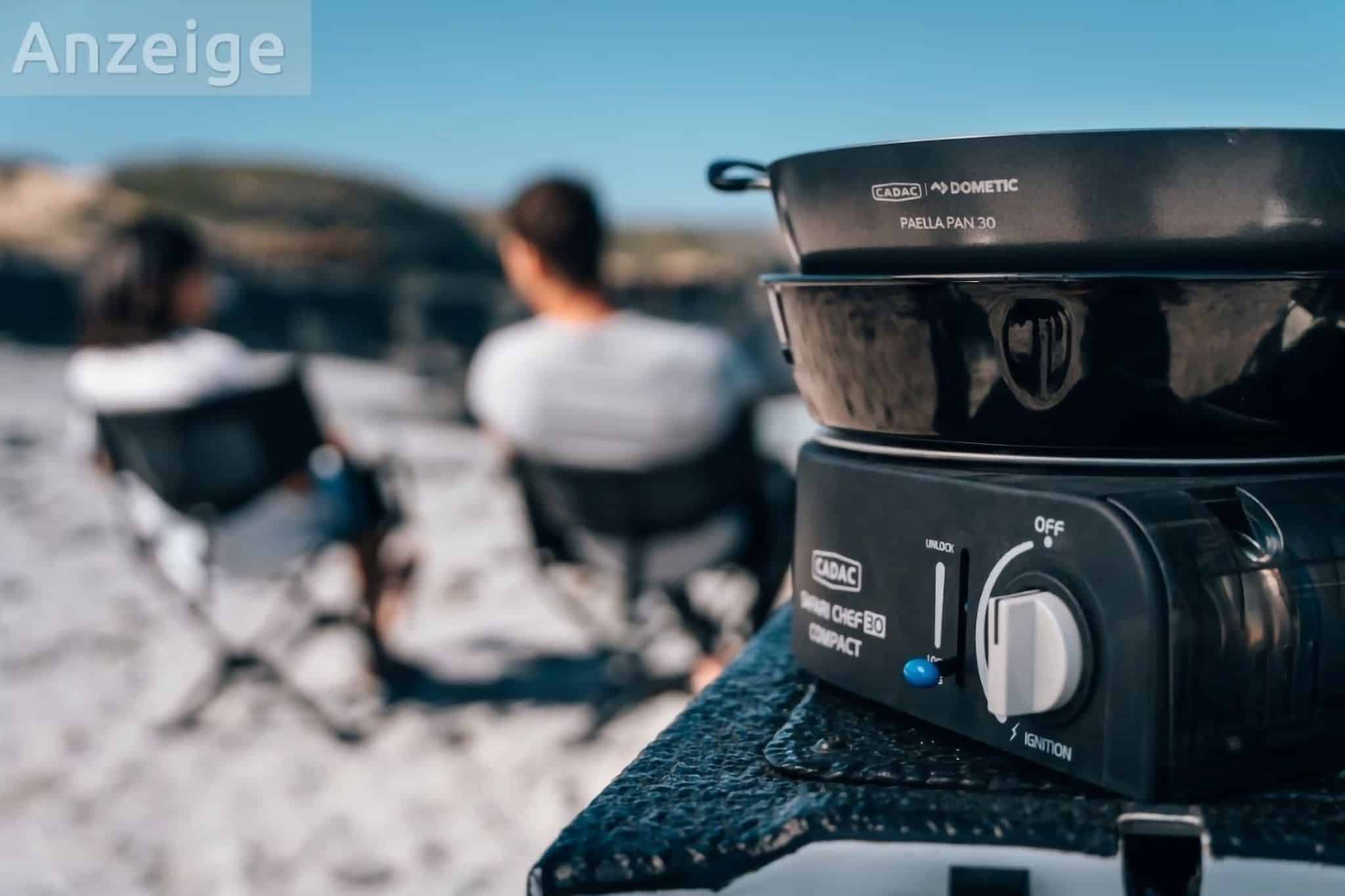 Der multifunktionale Gasgrill Safari Chef 30 Compact von Cadac ist perfekt fürs Camping!