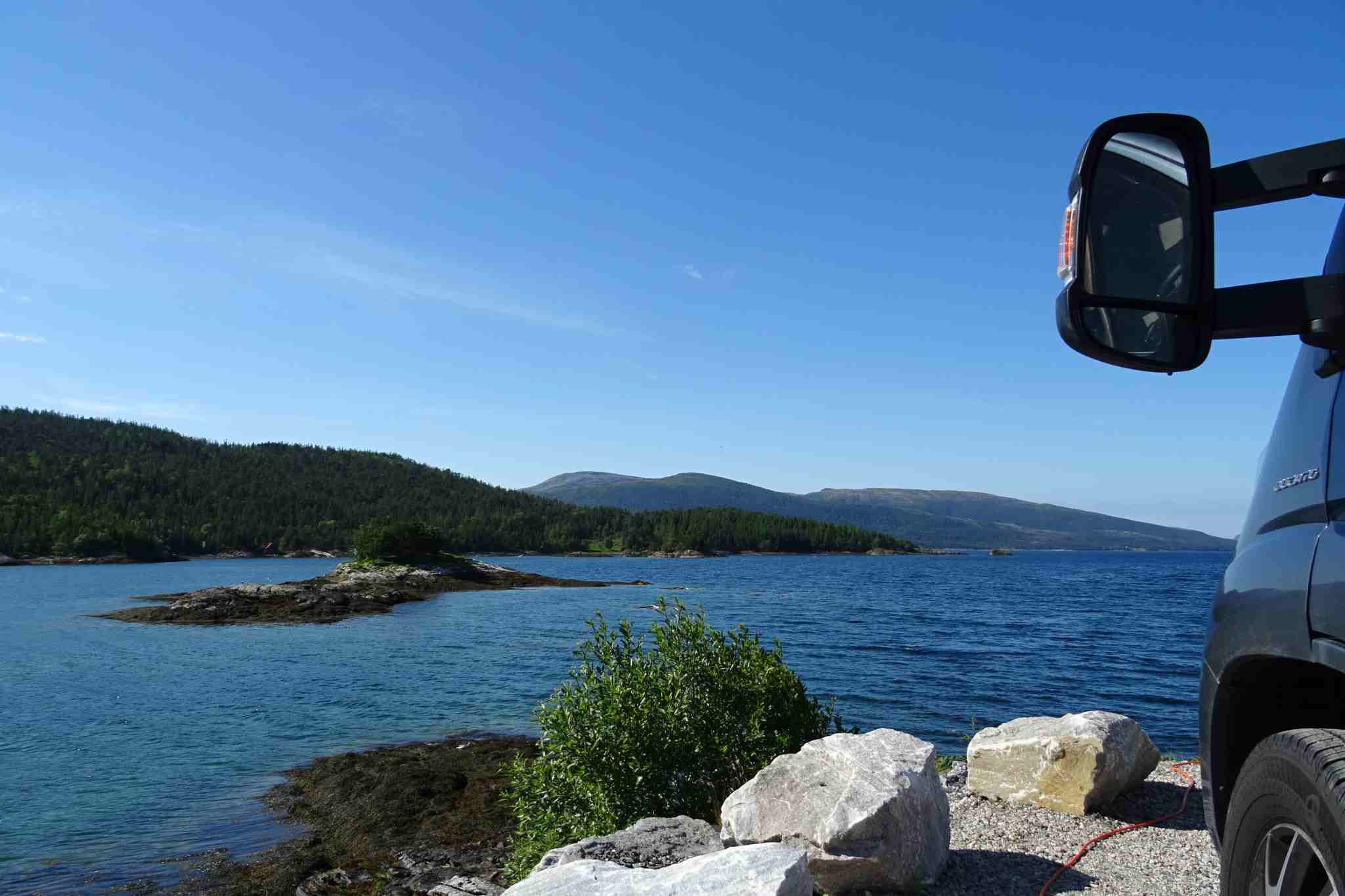 650 Kilometer und drei Breitengrade nordwärts: Mit dem Wohnmobil auf dem „Kystriksveien“ entlang Norwegens spektakulärer Westküste 4 Stellplatz direkt am Lysfjord bei Kjelleidet in Bindalseidet.