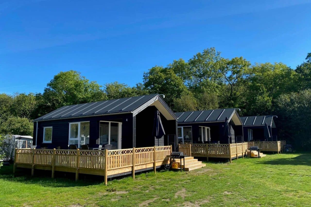 Campingland Dänemark: Der perfekte Urlaub in individuellen, traumhaften Mietunterkünften 18 Dänemark Mietunterkünfte RosenvoldStrandCamping_Vejle-Fjord_(c)PiNCAMP