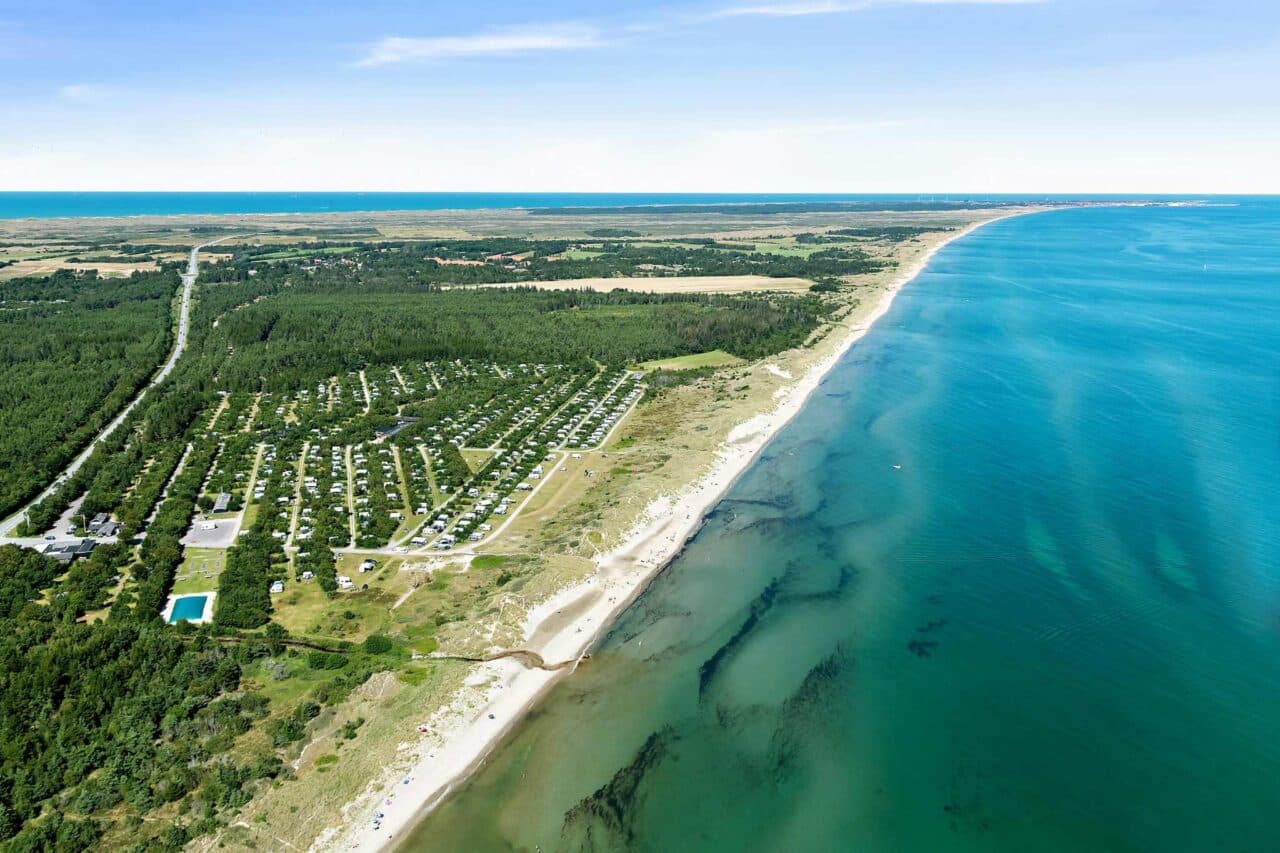 Campingland Dänemark: Der perfekte Urlaub in individuellen, traumhaften Mietunterkünften 34 Dänemark Mietunterkünfte SkagenSydstrandCamping_Vogelperspektive_(c)PiNCAMP