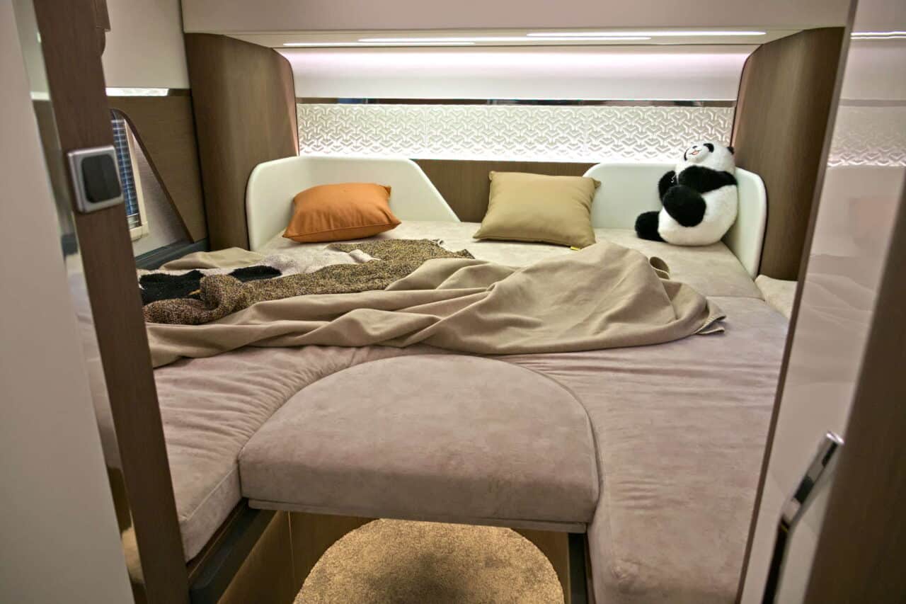 Deddle RV Carbonic Liner 78 - Bett im Heck Caravan Salon 2024