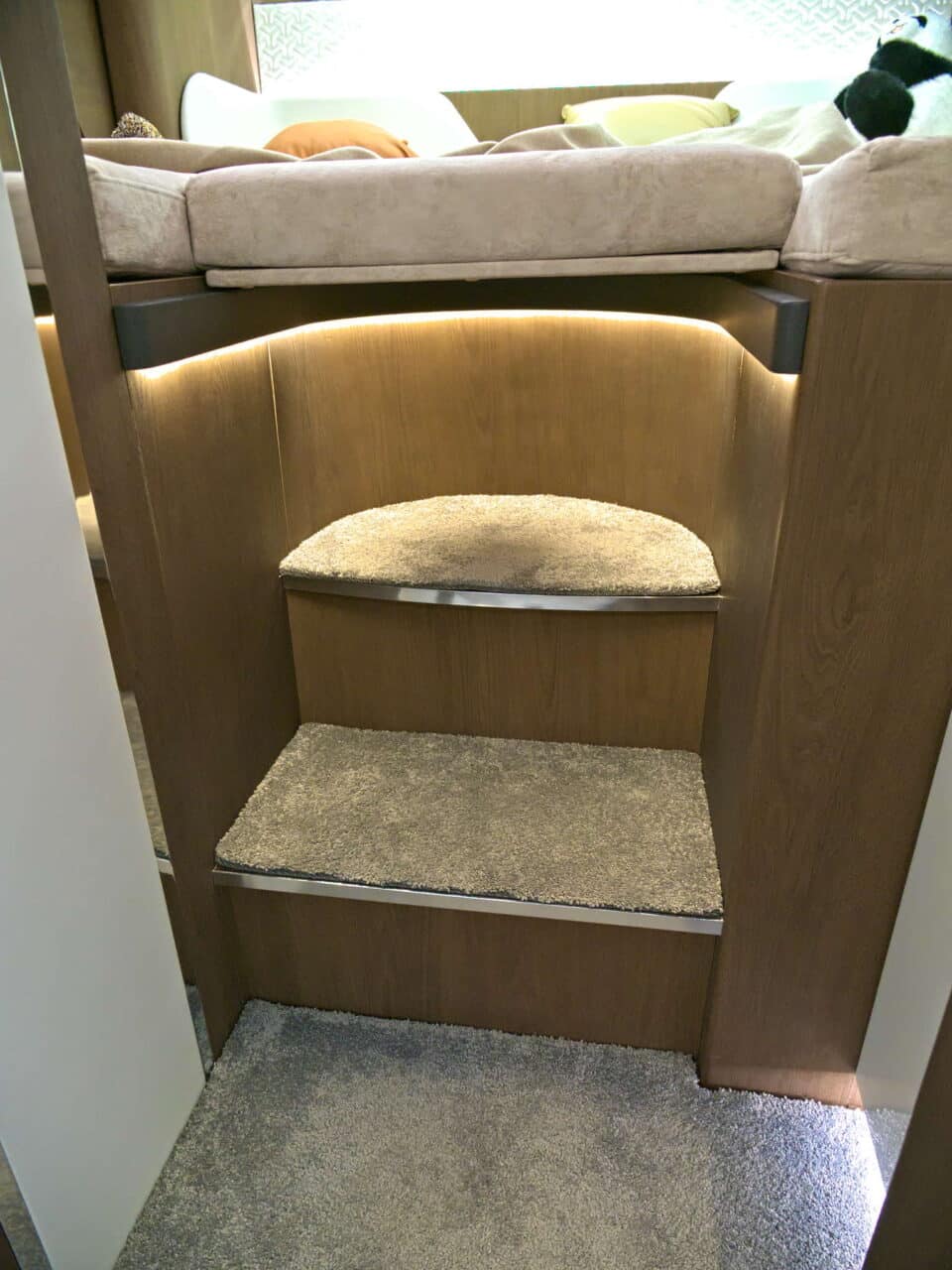 Deddle RV Carbonic Liner 78 - Treppe zum Bett im Heck Caravan Salon 2024
