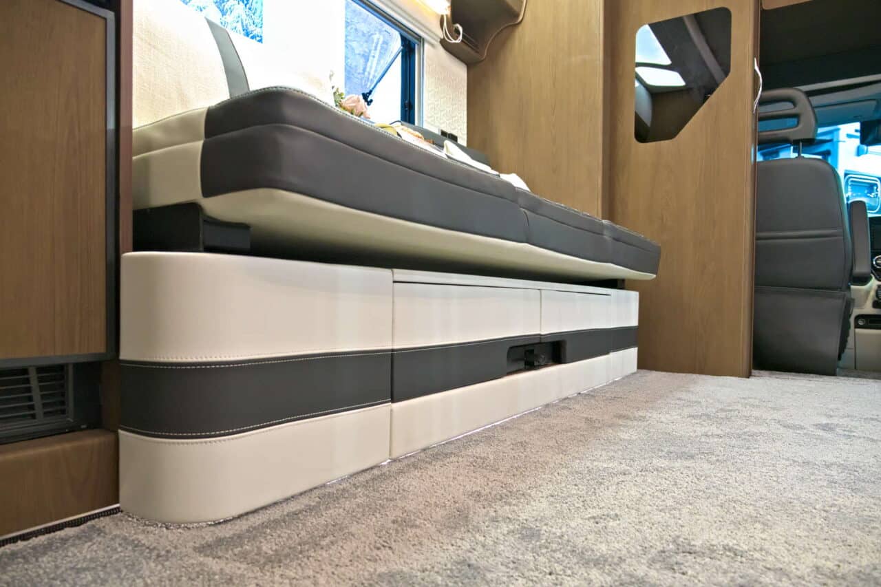 Deddle RV Carbonic Liner 78 - Sofa mit Schubfach Caravan Salon 2024