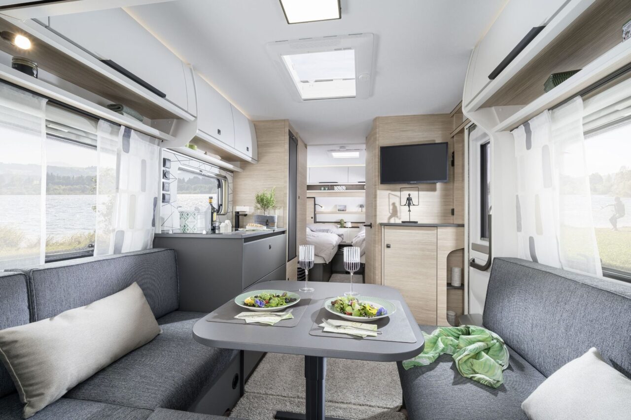 fendt apero 515 sg 2025 blick auf sitzgruppe und kueche