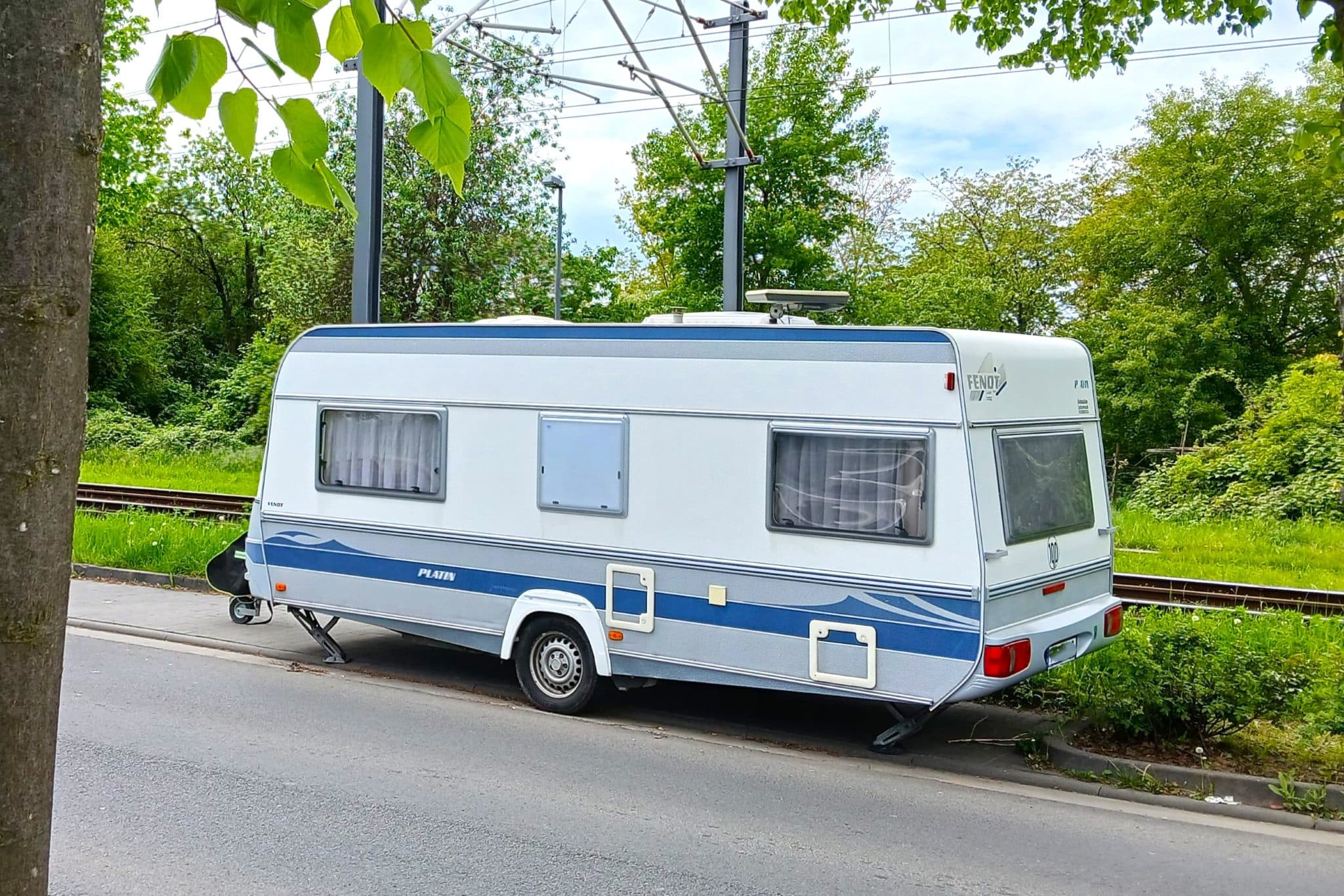 Wohnwagen im öffentlichen Raum parken: Was ist erlaubt?