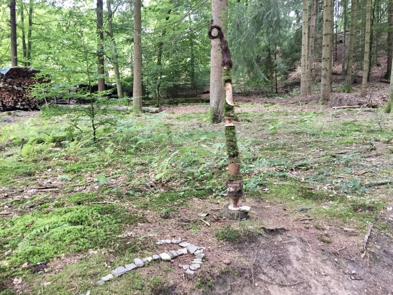 Basteln mit Naturmaterialien als Spielideen für Kinder beim Camping