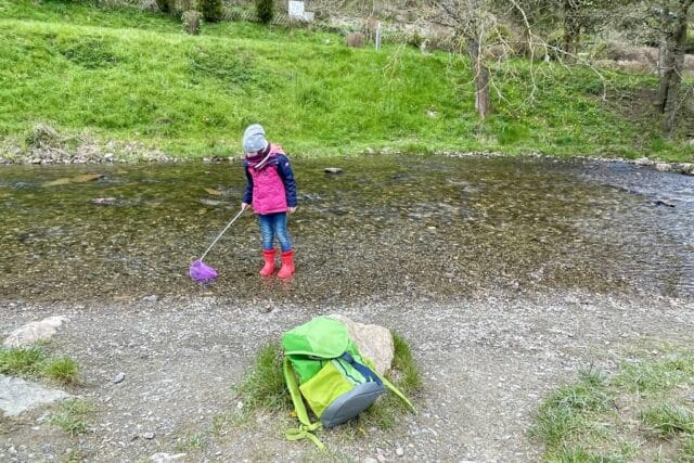 Kinderbeschäftigung und Spiele mit Kindern beim Camping