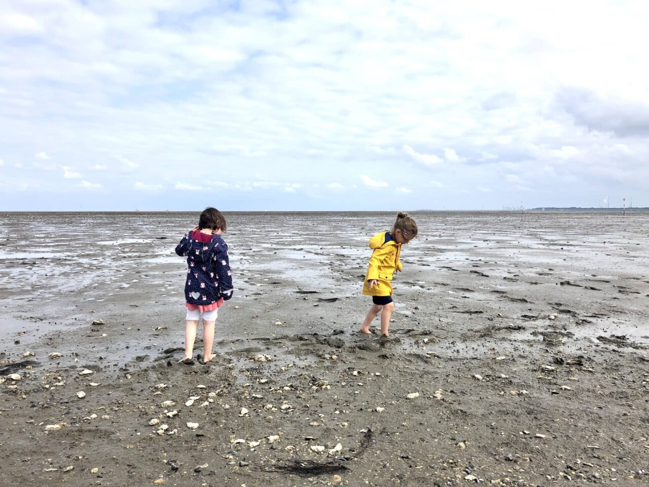 Muscheln sammeln als Outdoorspiel mit Kindern
