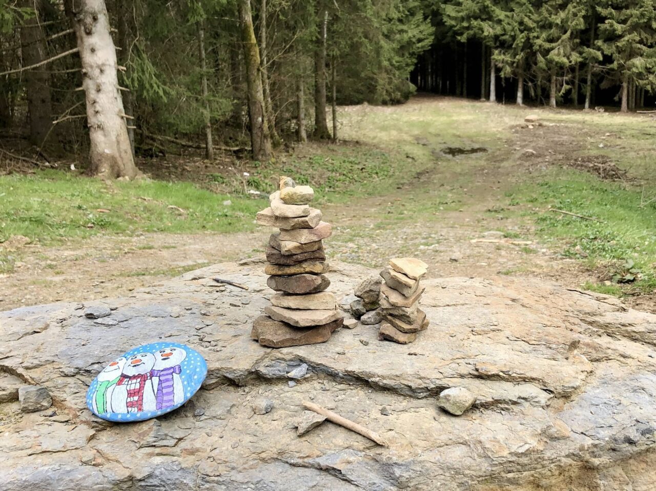 Steine bemalen als Outdoorbeschäftigung beim Camping mit Kindern