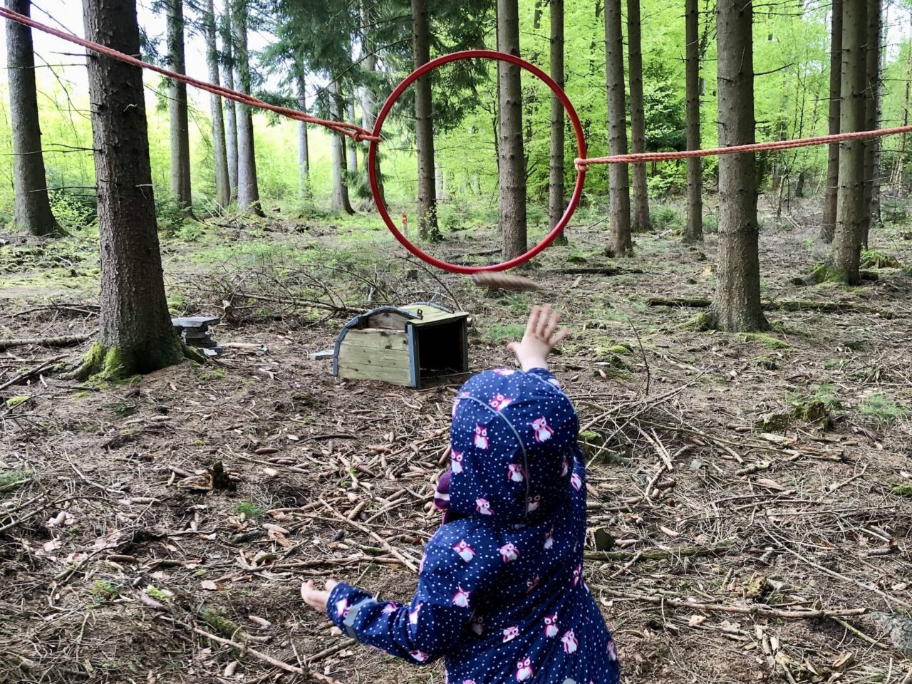 Tannenzapfenweitwurf als Outdoor Kinderspiel