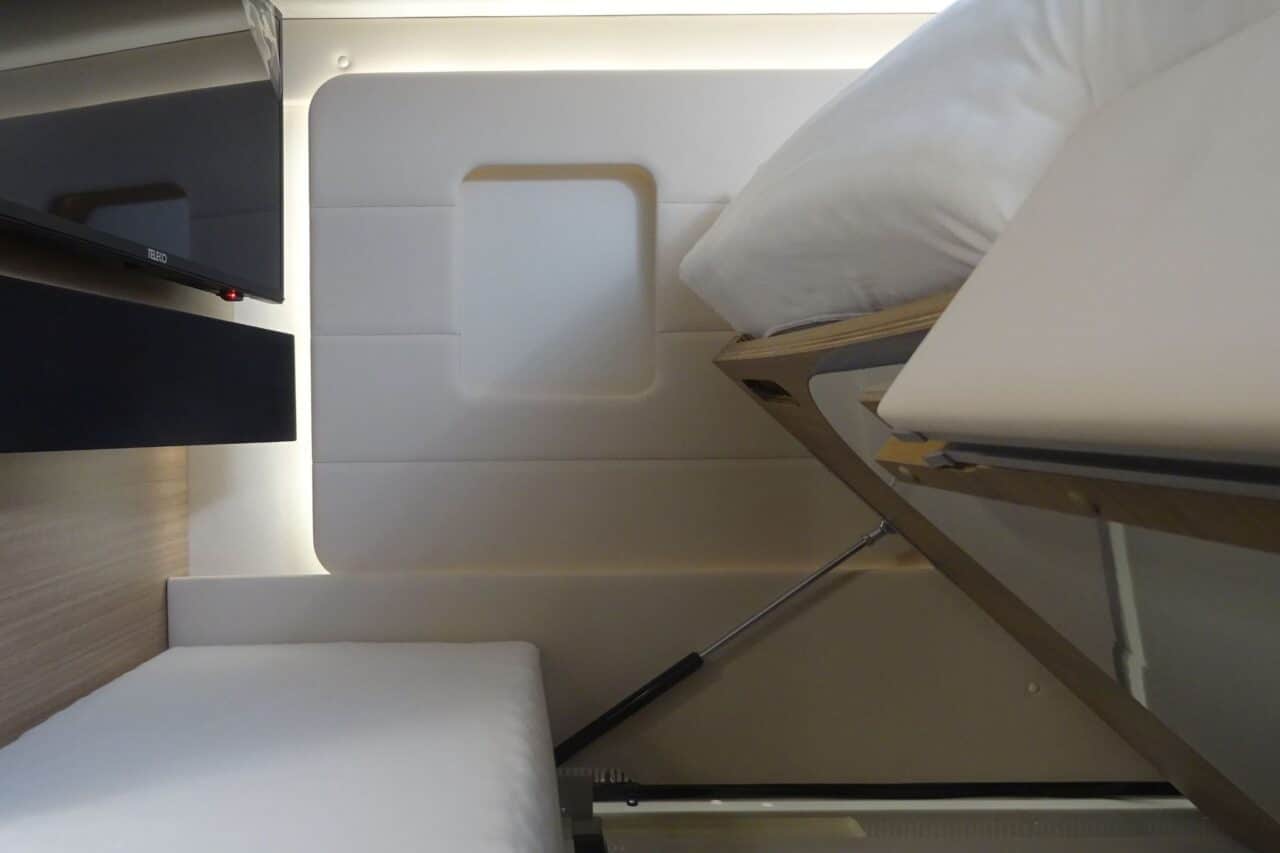 Concorde Cruiser Daily (2025) - Luxus-Alkoven mit bewährter Technik und überarbeiteter Ausstattung 3 concorde cruiser daily caravan salon 2024 bett und tv