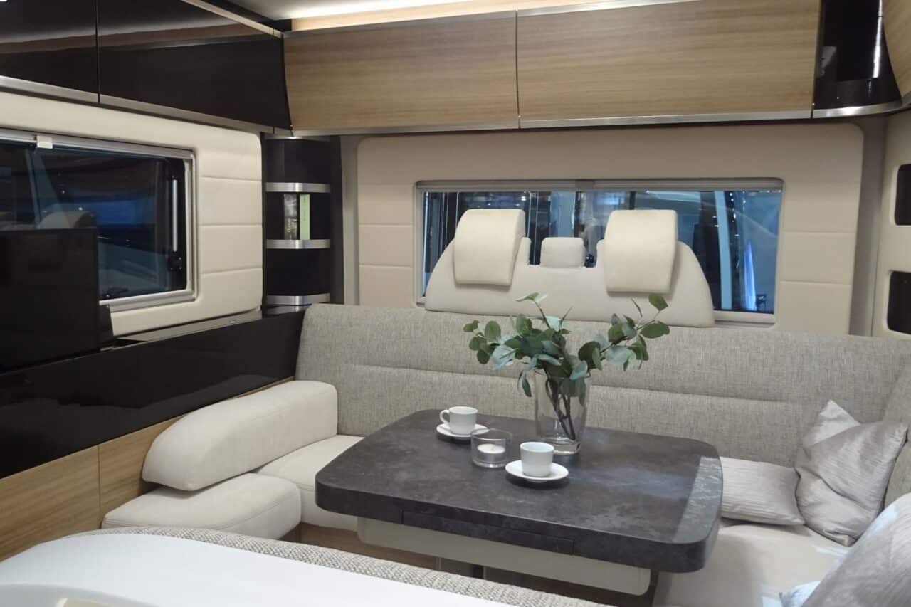Concorde Cruiser Daily (2025) - Luxus-Alkoven mit bewährter Technik und überarbeiteter Ausstattung 2 concorde cruiser daily caravan salon 2024 sitzgruppe