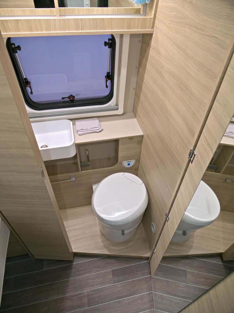 Forster Flip FV 599 VB5 (2025): kompakter Campervan für Campingtrips mit der Familie 16 forster flip fv 599 bad 1