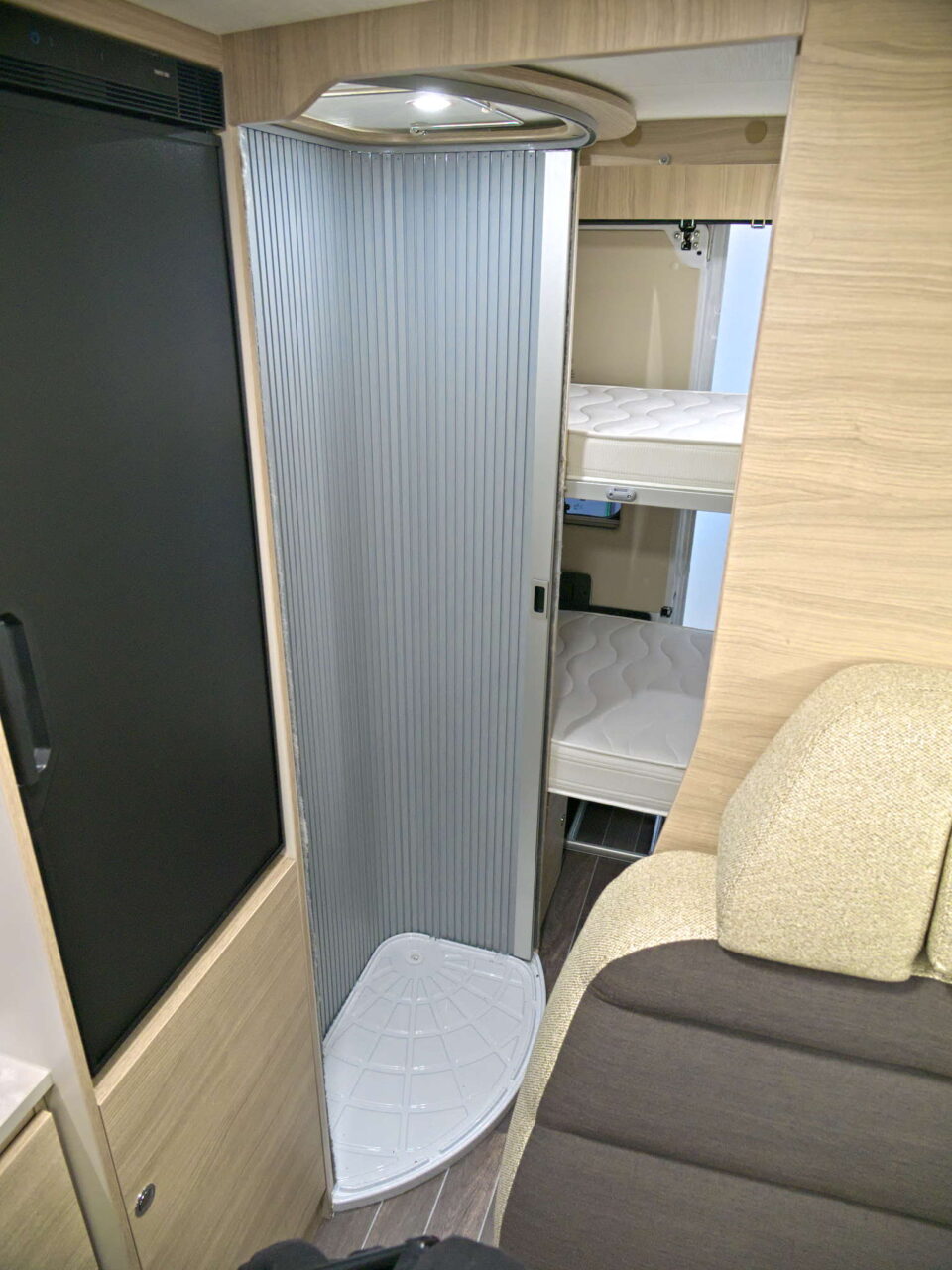 Forster Flip FV 599 VB5 (2025): kompakter Campervan für Campingtrips mit der Familie 17 forster flip fv 599 bad 2